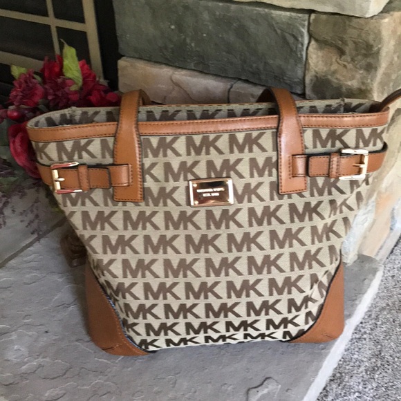 Michael Kors Handbags - Michael Kors Millbrook Shoulder Tote 🌺🌺